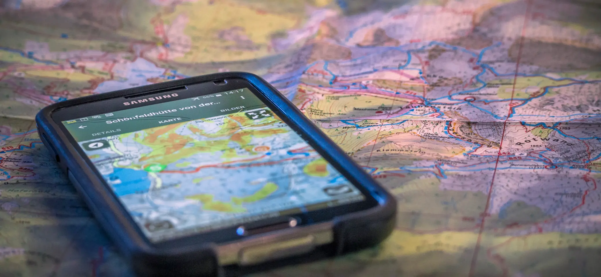 Smartphone  - im Display eine Bergkarte | © DAV /Silvan Metz